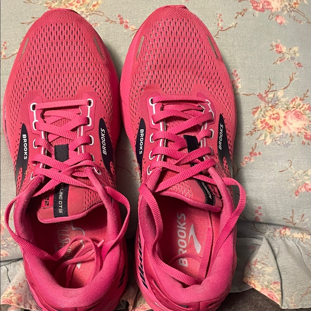Brooks Women's Athletic Shoes in Vibrant Pink